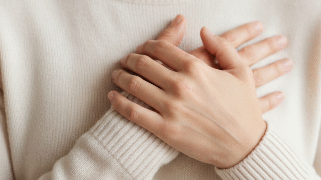 Pessoa praticando autocuidado e aceitação emocional para manter vibração positiva.