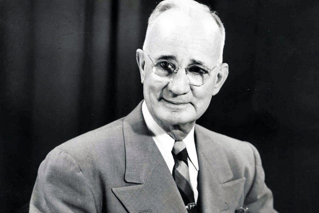 Retrato de Napoleon Hill, autor de Pense e Enriqueça, representando o poder do desejo ardente
