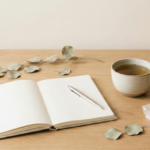 Imagem ilustrativa com caderno aberto e caneta sobre mesa clara, representando um roteiro de journaling de 7 dias para destravar crenças de escassez financeira.